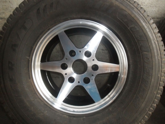 ล้อแม็ก 15นิ้ว6รู พร้อมยาง 31*10.50R15 สวยๆ 4 ล้อ ราคา 5900 บาท