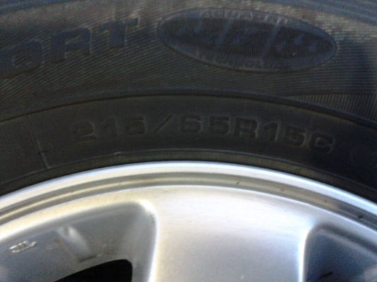 ขายแม็กเดิม D-MAX  ขอบ 15 นิ้ว 4 วง พร้อมมียางปี11  1ชุด