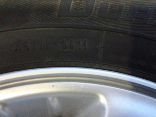 ขายแม็กเดิม D-MAX  ขอบ 15 นิ้ว 4 วง พร้อมมียางปี11  1ชุด