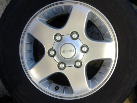 ขายแม็กเดิม D-MAX  ขอบ 15 นิ้ว 4 วง พร้อมมียางปี11  1ชุด