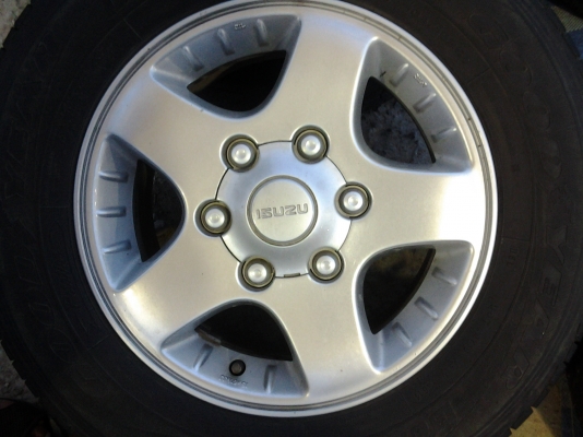 ขายแม็กเดิม D-MAX  ขอบ 15 นิ้ว 4 วง พร้อมมียางปี11  1ชุด