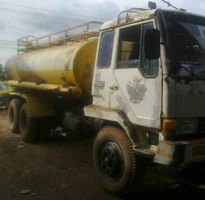 MITSUBISHI FUSO FN527 - 195 HP 6D16 MA 20970 รถสิบล้อ 2 เพลา บรรทุกถังน้ำ 8,000 ลิตร ช่วงล่างคัชซีสวยเดิมๆมากครับ เครื่องแน่นแรงดี หัวเก๋งสภาพดีภายในเก๋งคอนโซลสวยครบ พวงมาลัยเพาเวอร์ ระบบเบรคทริ๊ปฟี้ครบครัน ยางสภาพดี 10 เส้นประมาณ 70\% พร้อมใช้งาน เอกสารทะ