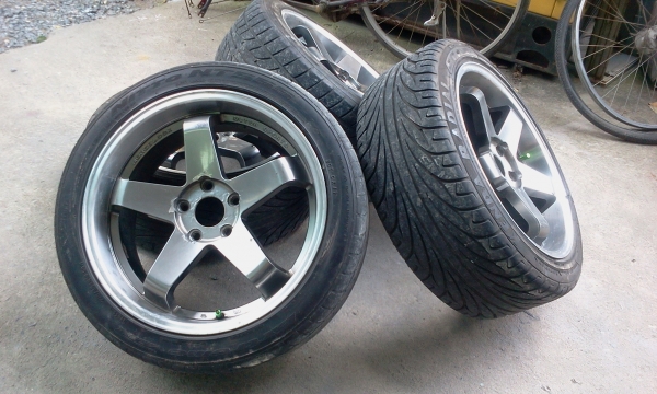 ต้องการขายล้อแม็กขอบ 18" พร้อมยาง225/45 แม็กซ์กว้าง 8 " ทั้ง 4 วง 5 รู 114.3