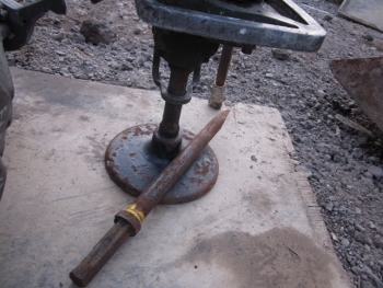 ขาย- เครื่องแย๊กคอนกรีต แบบใช้น้ำมัน มีทั้งหัวเจาะ และ ตัวตบดิน  ใช้ได้ 3 งานในตัวด้วย แย็ก / เจาะ / ตบ