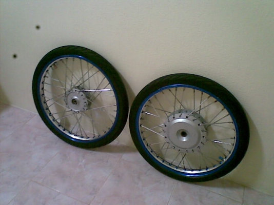 ขายล้อakront 2สี น้ำเงิน+เงิน 1.20 พร้อมดุม คลิก+ยาง 1คู่ ราคา700บาท โทร0831799040โส กทม