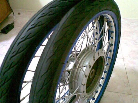 ขายล้อakront 2สี น้ำเงิน+เงิน 1.20 พร้อมดุม คลิก+ยาง 1คู่ ราคา700บาท โทร0831799040โส กทม