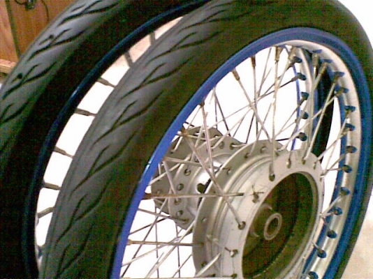 ขายล้อakront 2สี น้ำเงิน+เงิน 1.20 พร้อมดุม คลิก+ยาง 1คู่ ราคา700บาท โทร0831799040โส กทม