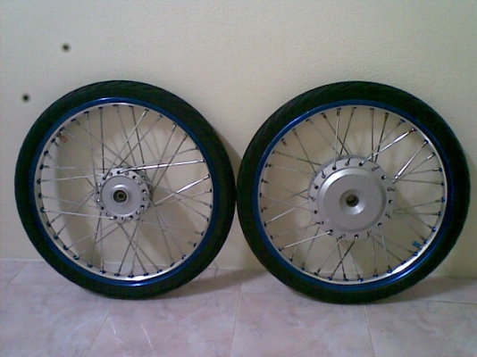 ขายล้อakront 2สี น้ำเงิน+เงิน 1.20 พร้อมดุม คลิก+ยาง 1คู่ ราคา700บาท โทร0831799040โส กทม