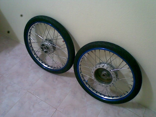 ขายล้อakront 2สี น้ำเงิน+เงิน 1.20 พร้อมดุม คลิก+ยาง 1คู่ ราคา700บาท โทร0831799040โส กทม