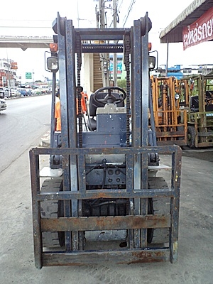 ขายรถยกโคมัสสึ 2.5 ตัน รุ่น11 เครื่องเบนซิน กระบอกคู่  เสาสูง 3 เมตร  ยางตัน พวงมาลัยเพาเว่อร์  สีเดิมจากนอก นำเข้าจากญี่ปุ่น ใช้งานได้ทันที