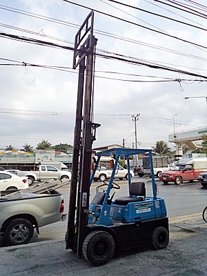 ขายรถยกมิตซูบิชิ 1.5 ตัน  เครื่องเบนซิน  กระบอกคู่   เสาสูง 4 เมตร  พวงมาลัยเพาเว่อร์  สีเดิมจากนอก นำเข้าจากญี่ปุ่น ใช้งานได้ทันที