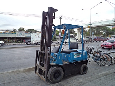 ขายรถยกมิตซูบิชิ 1.5 ตัน  เครื่องเบนซิน  กระบอกคู่   เสาสูง 4 เมตร  พวงมาลัยเพาเว่อร์  สีเดิมจากนอก นำเข้าจากญี่ปุ่น ใช้งานได้ทันที