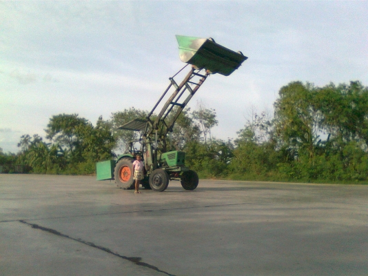 รถตัก ด้อย เครื่อง รุ่น F4L 912 สูงขึ้นสิบล้อได้