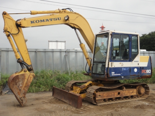 รถขุดดิน PC60-6-30001 สภาพสวย  รถนำเข้าจากญี่ปุ่น อยู่ระหว่างการเดินทางจะถึงไทยเร็ว ๆ นี้ (รูปถ่ายนี้เป็นรูปถ่ายเดิมจากญี่ปุ่น) โทร.081-373-0559