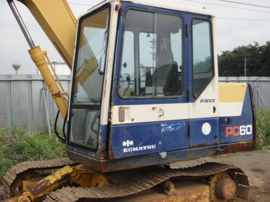 รถขุดดิน PC60-6-30001 สภาพสวย  รถนำเข้าจากญี่ปุ่น อยู่ระหว่างการเดินทางจะถึงไทยเร็ว ๆ นี้ (รูปถ่ายนี้เป็นรูปถ่ายเดิมจากญี่ปุ่น) โทร.081-373-0559