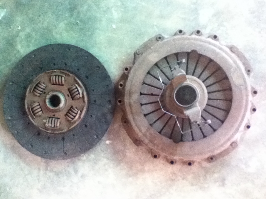 ต้องการขายแผ่นครัชพร้อมจานกด ของ volvo fm 12