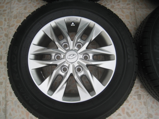 ขายล้อแม็ก Hyundai H1 ป้ายแดง 16"x6.5" et56 6รู139 + ยางปี 1713 ตุ่มและสีที่หน้ายางมีทุกเส้นครับ  สนใจติดต่อเล็กคลองสามครับ (081-3747940