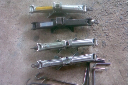 แม่แรงศูนย์สภาพดีครับใช้งานปกติพร้อมตัวหมุนครับ  เป็นของติดมากับรถครับ  เช่นโตโยตา  ขายตัวละ 350  บาทครับราคานี้คุ้มครับ