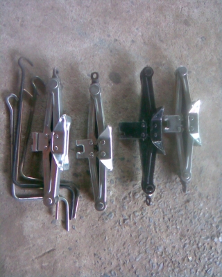 แม่แรงศูนย์สภาพดีครับใช้งานปกติพร้อมตัวหมุนครับ  เป็นของติดมากับรถครับ  เช่นโตโยตา  ขายตัวละ 350  บาทครับราคานี้คุ้มครับ