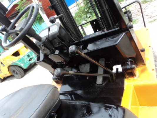 ขายฟอร์คลิฟท์ดีเซล 2.5 ตัน เกียร์ ธรรมดา สภาพพร้อมใช้ 081-3535-948