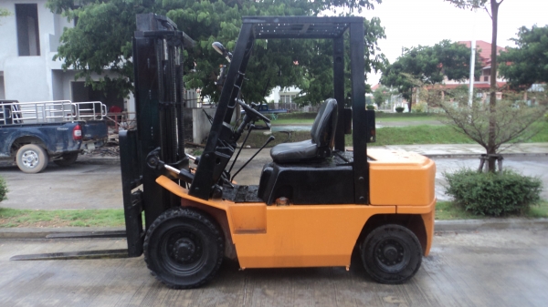 ขายฟอร์คลิฟท์ดีเซล 2.5 ตัน เกียร์ ธรรมดา สภาพพร้อมใช้ 081-3535-948
