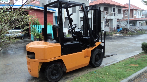 ขายฟอร์คลิฟท์ดีเซล 2.5 ตัน เกียร์ ธรรมดา สภาพพร้อมใช้ 081-3535-948