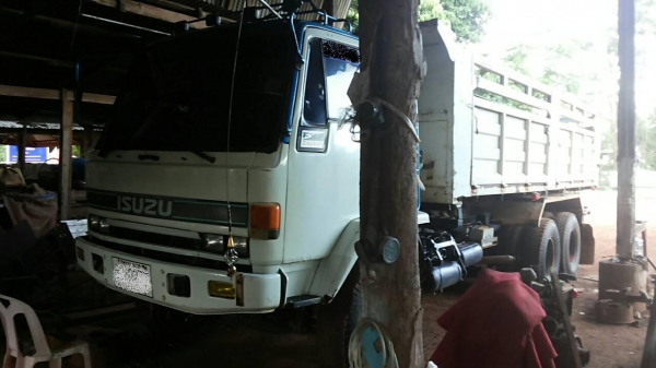 ***ขายแล้วครับขอบคุณ Truck2hand ***ขออนุญาตลงขายใหม่ หลุดมัดจำ ครับ ขาย 10ล้อ2เพลาดั๊มสภาพดีเครื่องใหญ่ ISUZU ROCKY F 210 วางเครื่อง deca270(ลงเล่ม)เครื่องแห้งดี แรงดีไม่จุกจิก เกียร์ดี ช่วงล่างแน่นคัสซีสวยเดิม ไม่ผุไม่ดาม กระบะดั๊มเหล็ก สามมิตรสภาพดี ข้า
