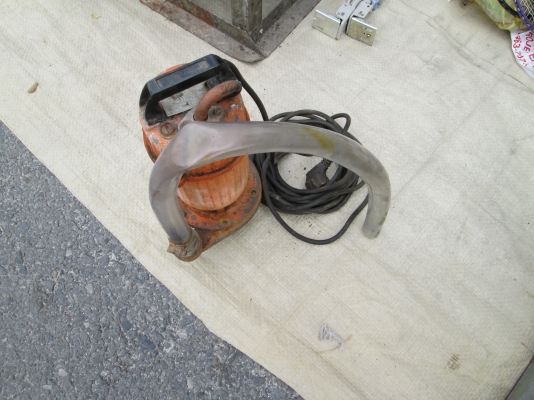 ไดโว่   ใช้ได้    ดึงปลั๊กออกกับมือ    แรง    ทำน้ำพุอยู่  ราคาถูก