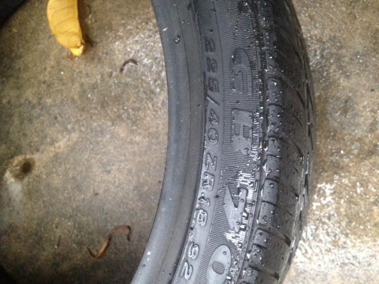 ขายยาง อินโด 225-40-18 ปี10 ดอกหนา90\% 1คู่ถูกๆ