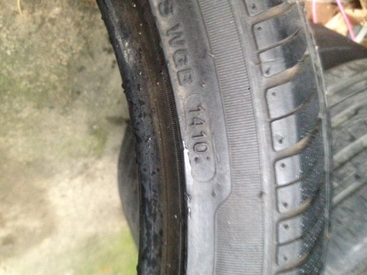 ขายยาง อินโด 225-40-18 ปี10 ดอกหนา90\% 1คู่ถูกๆ