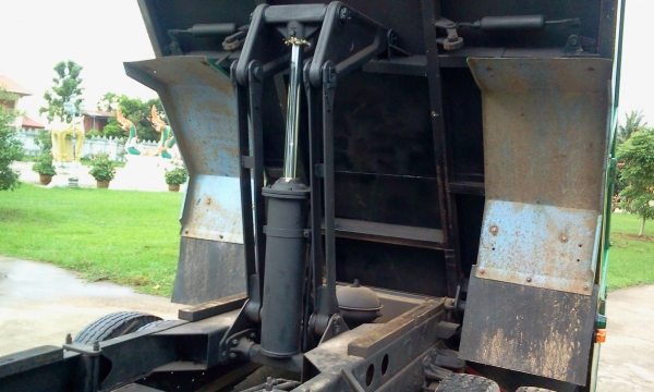 ขายหกล้อดั้ม 195 แรง ประกอบนอกทั้งคัน รถสวยสมบูรณ์สุดๆ ครับขายราคา825000 บาทครับ จัดแนนได้500000บาทครับลดราคาแล้วใครสนใจคุยกันครับ จะขายแล้ว