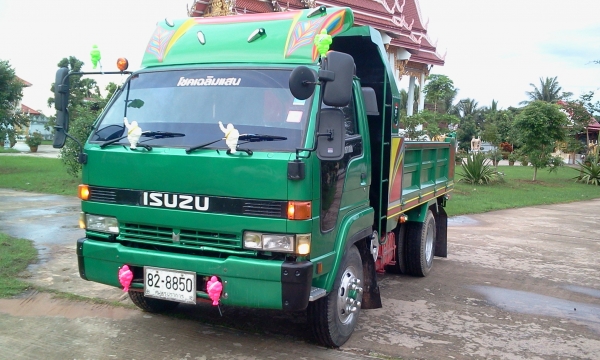 ขายหกล้อดั้ม 195 แรง ประกอบนอกทั้งคัน รถสวยสมบูรณ์สุดๆ ครับขายราคา825000 บาทครับ จัดแนนได้500000บาทครับลดราคาแล้วใครสนใจคุยกันครับ จะขายแล้ว