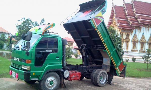 ขายหกล้อดั้ม 195 แรง ประกอบนอกทั้งคัน รถสวยสมบูรณ์สุดๆ ครับขายราคา825000 บาทครับ จัดแนนได้500000บาทครับลดราคาแล้วใครสนใจคุยกันครับ จะขายแล้ว