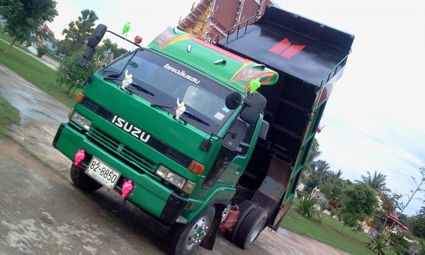 ขายหกล้อดั้ม 195 แรง ประกอบนอกทั้งคัน รถสวยสมบูรณ์สุดๆ ครับขายราคา825000 บาทครับ จัดแนนได้500000บาทครับลดราคาแล้วใครสนใจคุยกันครับ จะขายแล้ว