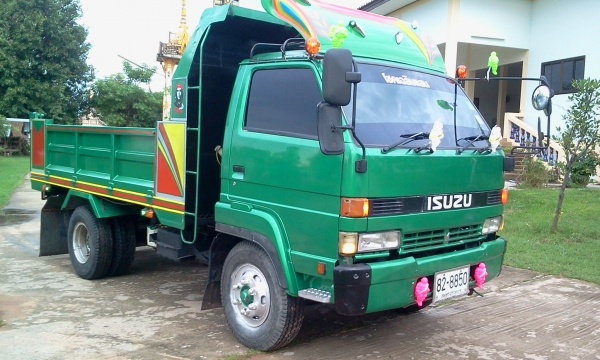 ขายหกล้อดั้ม 195 แรง ประกอบนอกทั้งคัน รถสวยสมบูรณ์สุดๆ ครับขายราคา825000 บาทครับ จัดแนนได้500000บาทครับลดราคาแล้วใครสนใจคุยกันครับ จะขายแล้ว