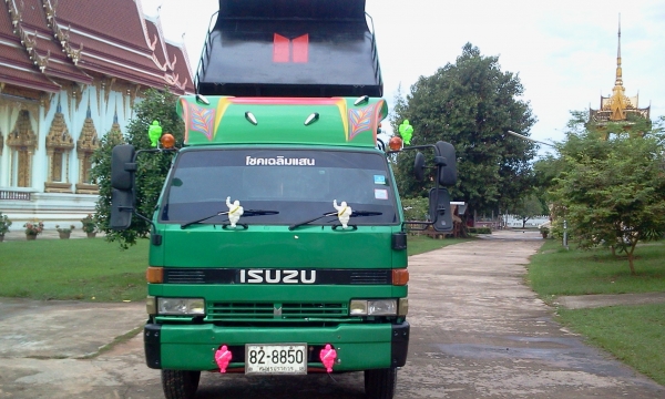 ขายหกล้อดั้ม 195 แรง ประกอบนอกทั้งคัน รถสวยสมบูรณ์สุดๆ ครับขายราคา825000 บาทครับ จัดแนนได้500000บาทครับลดราคาแล้วใครสนใจคุยกันครับ จะขายแล้ว