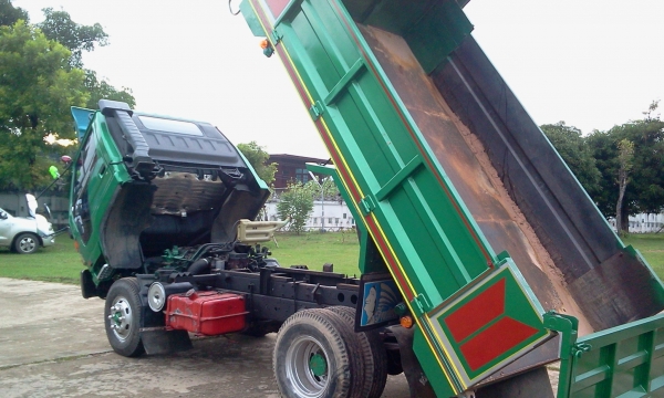 ขายหกล้อดั้ม 195 แรง ประกอบนอกทั้งคัน รถสวยสมบูรณ์สุดๆ ครับขายราคา825000 บาทครับ จัดแนนได้500000บาทครับลดราคาแล้วใครสนใจคุยกันครับ จะขายแล้ว