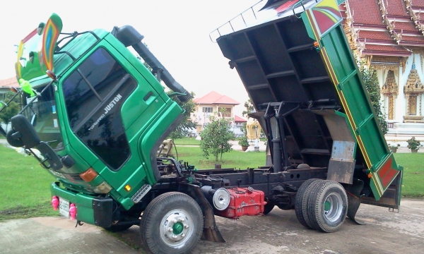 ขายหกล้อดั้ม 195 แรง ประกอบนอกทั้งคัน รถสวยสมบูรณ์สุดๆ ครับขายราคา825000 บาทครับ จัดแนนได้500000บาทครับลดราคาแล้วใครสนใจคุยกันครับ จะขายแล้ว