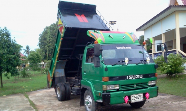 ขายหกล้อดั้ม 195 แรง ประกอบนอกทั้งคัน รถสวยสมบูรณ์สุดๆ ครับขายราคา825000 บาทครับ จัดแนนได้500000บาทครับลดราคาแล้วใครสนใจคุยกันครับ จะขายแล้ว