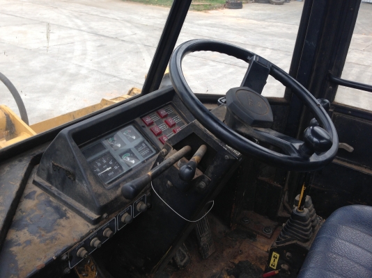 ขายรถตักล้อยาง TCM 830-2