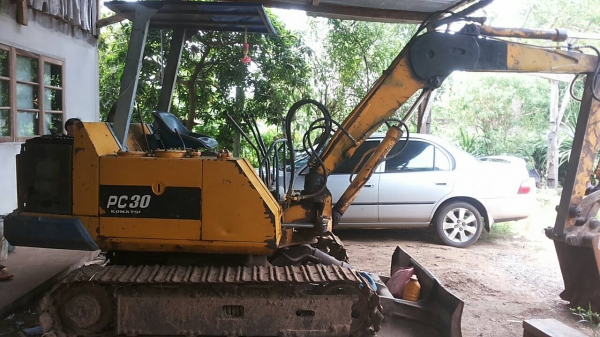 ***ขายแล้วครับขอบคุณ Truck2hand ขายรถขุดน้อย KOMATSU PC30-3 เครื่องเดิมปั๊มเดิม แรงดี ใช้งานปกติ เอวดีไม่แตก ใบแทรก โซ่ สภาพดี ทำงานได้ปกติ อาร์มมีปะนิดหน่อย สภาพพร้อมใช้งาน เอกสารสัญญาซื้อขาย ราคาต่อรองได้เด้อพี่น้องครับ