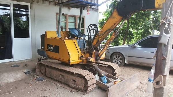 ***ขายแล้วครับขอบคุณ Truck2hand ขายรถขุดน้อย KOMATSU PC30-3 เครื่องเดิมปั๊มเดิม แรงดี ใช้งานปกติ เอวดีไม่แตก ใบแทรก โซ่ สภาพดี ทำงานได้ปกติ อาร์มมีปะนิดหน่อย สภาพพร้อมใช้งาน เอกสารสัญญาซื้อขาย ราคาต่อรองได้เด้อพี่น้องครับ