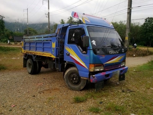 รถอีซูซุ 6 ล้อดั้ม NPR เปลื่ยนเครื่อง  120 แรงม้า ( ฝาขาว )  สนใจติดต่อ 081 - 6079515