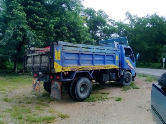 รถอีซูซุ 6 ล้อดั้ม NPR เปลื่ยนเครื่อง  120 แรงม้า ( ฝาขาว )  สนใจติดต่อ 081 - 6079515