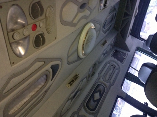 ขายรถตู้หัวจรวด ปี2003 เครื่อง2j แก๊สหัวฉีด vip เบาะ 9 ของแต่งครบ