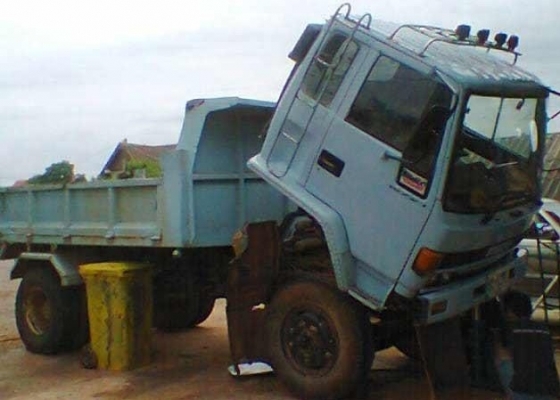 ISUZU ROCKY 145 HP 6BB1 หกล้อดั๊มพ์ กระบะดั๊มพ์เหล็ก 6 ตันความยาว 3.80 เมตรสภาพสวย เครื่องแน่นดีไม่มีเยิ้ม ภายในเก๋งสวยครบ พวงมาลัยเพาเวอร์ ช่วงล่างใหญ่ชุดเฟืองท้ายของมิตซูบิชิ FUSO คัชซีไม่มีบวม ยาง 9.00 ขอบ 20 สภาพดี 70\% พร้อมบรรทุกพร้อมใช้งาน เอกสารเล่