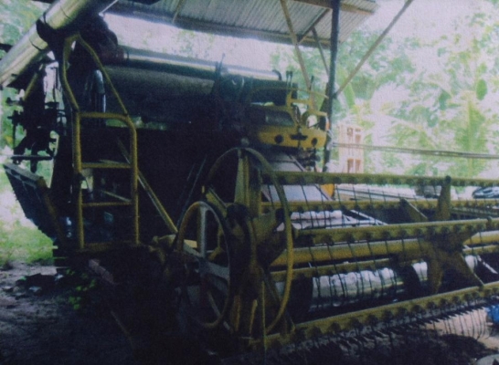 รถเกี่ยวข้าว2คันพร้อมเทเลอร์10ล้อ1คัน