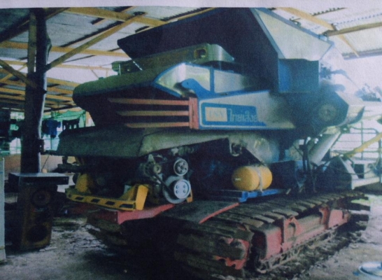 รถเกี่ยวข้าว2คันพร้อมเทเลอร์10ล้อ1คัน