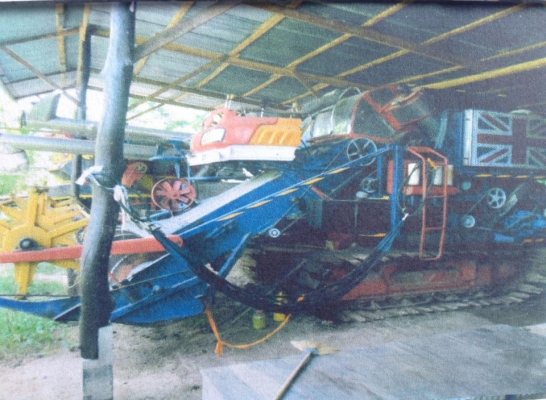 รถเกี่ยวข้าว2คันพร้อมเทเลอร์10ล้อ1คัน