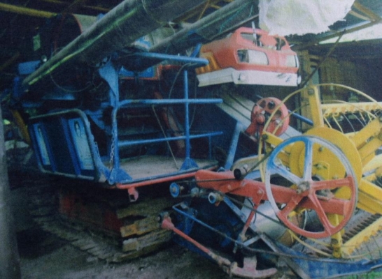 รถเกี่ยวข้าว2คันพร้อมเทเลอร์10ล้อ1คัน